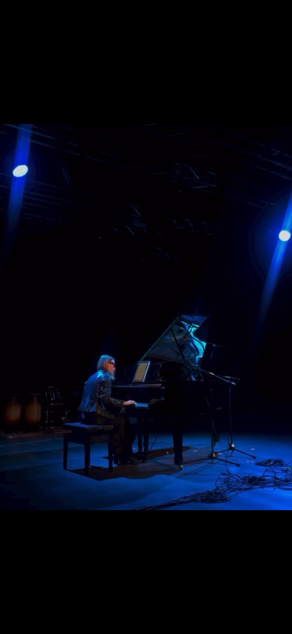 Natalia Górecka performing at the piano under blue stage lighting